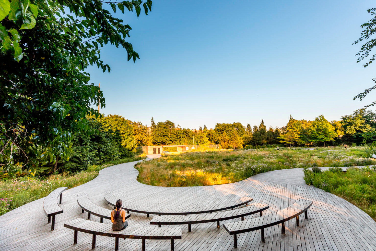 How do cyclists and pedestrians use green space?